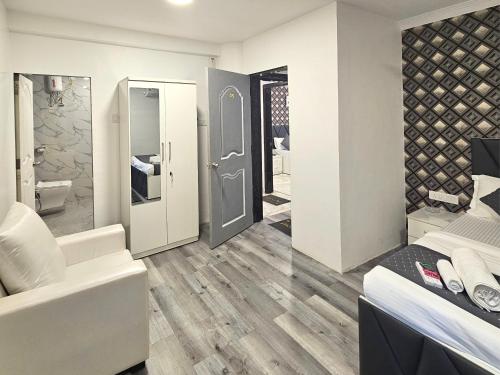 un dormitorio con una cama y un baño en Astha Kandivali Service Apartment, en Bombay