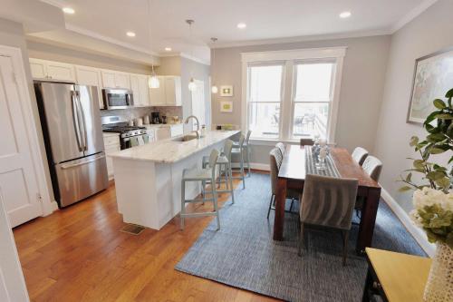 una cucina e una sala da pranzo con una grande isola e un tavolo di Taylor St Townhouse - Private Parking a Washington