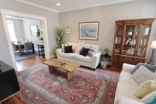 un soggiorno con un divano e un tavolino da caffè di Taylor St Townhouse - Private Parking a Washington