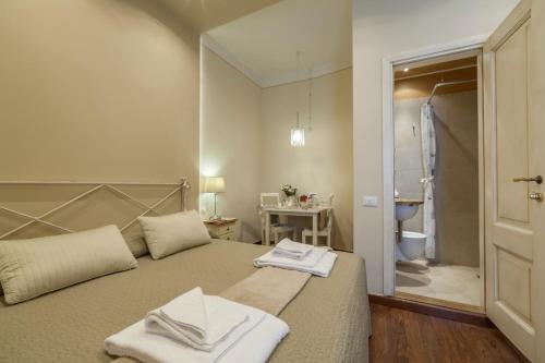 Un dormitorio con una cama con toallas. en Soggiorno Pezzati, en Florencia