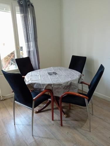 Χώρος καθιστικού στο Appartement dans un pavillon avec accès au jardin