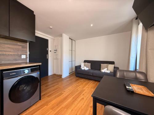 - un salon avec un canapé et un lave-vaisselle dans l'établissement Le Baroque Studio Wifi, à Narbonne