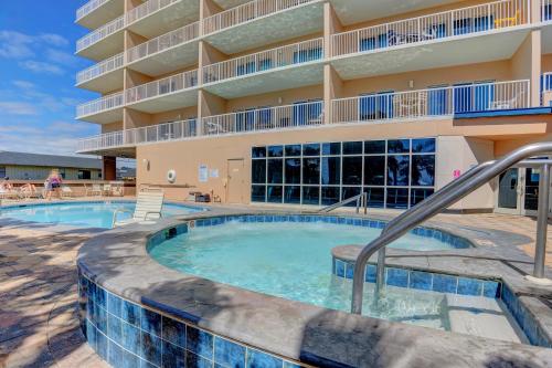 Πισίνα στο ή κοντά στο Crystal Tower 706