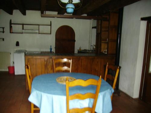 - une table dans la cuisine avec une table et des chaises dans l'établissement Tremoyec, à Surzur
