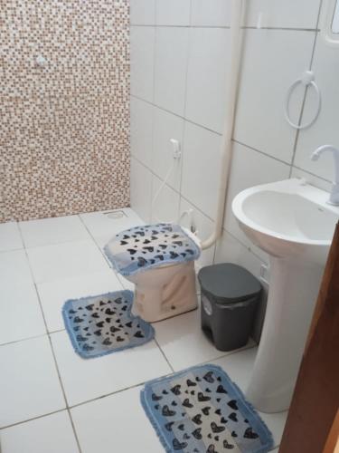 a bathroom with a shower and a sink and a toilet at Condominio Nina2 in Icapuí