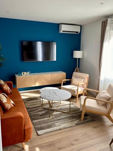 un salon avec un canapé et une table dans l'établissement Appartement cosy tout proche de l'hyper-centre, à Strasbourg