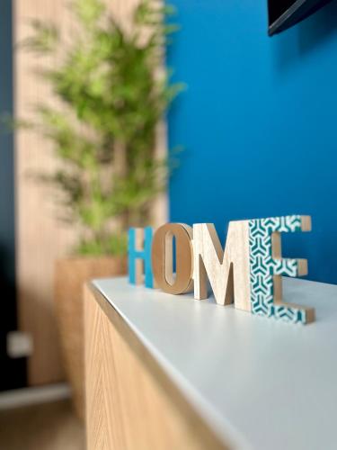 un panneau pour une salle d'exposition avec le mot hun dans l'établissement Appartement cosy tout proche de l'hyper-centre, à Strasbourg