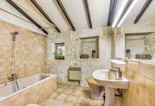 une salle de bain avec un lavabo, une baignoire et des toilettes dans l'établissement Domaine de Brancas and Petit Domaine De Brancas, à Beaucaire