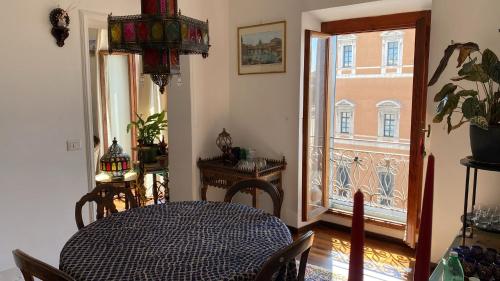 een eetkamer met een tafel en een raam bij Obelisco Rhome in Rome