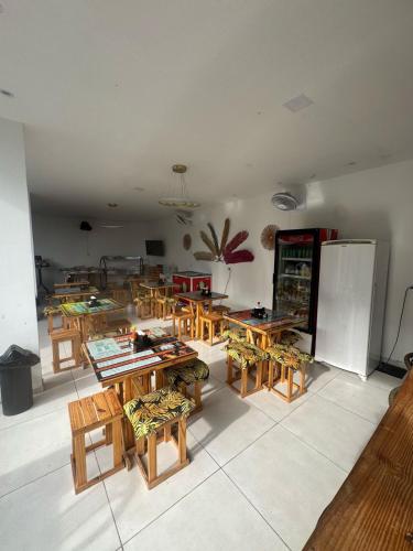 a room filled with wooden tables and chairs at Pousada Hércules Beach Paradise in Maragogi