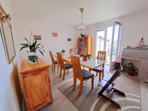 un salon avec une table et des chaises de salle à manger dans l'établissement Country and family villa, à Villeneuve-de-la-Raho