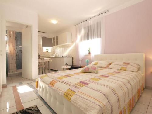 Cozy studio apartment with private outdoor space