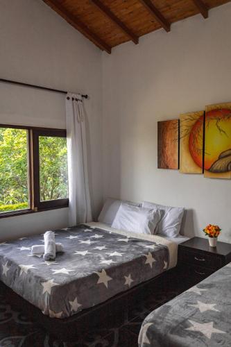 a bedroom with a bed and a window at EDYMA Cabaña con JACUZZI in Guatapé