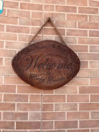 a sign on the side of a brick wall at Casa Andrade Delgado - Rocha Grande in Ponta do Sol