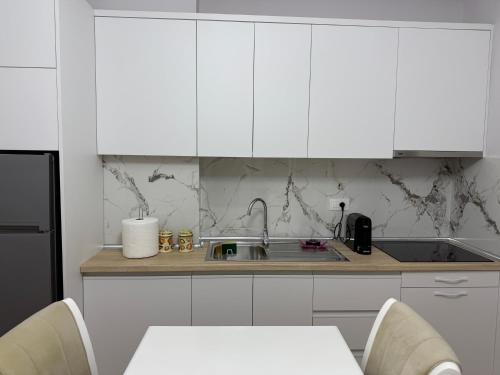 Sea view Apartment में रसोई है