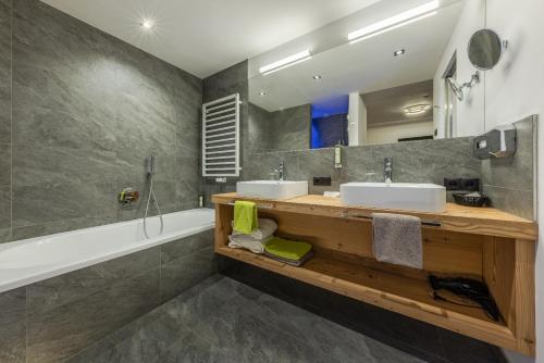 Ένα μπάνιο στο Hotel Stoeres - Active wellbeing