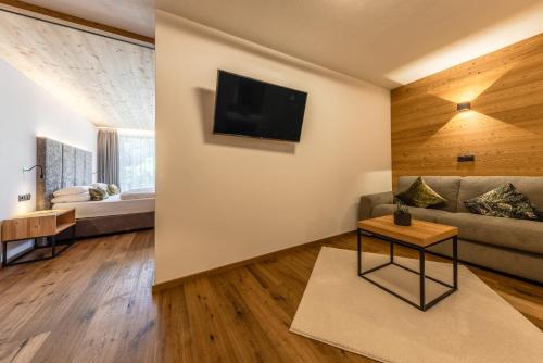 Μια τηλεόραση ή/και κέντρο ψυχαγωγίας στο Hotel Stoeres - Active wellbeing