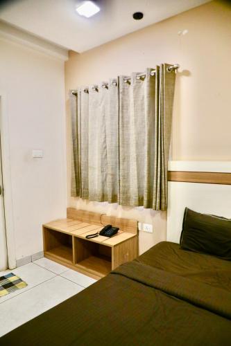 Ένα ή περισσότερα κρεβάτια σε δωμάτιο στο Virksham Hotel