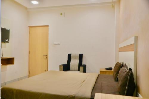 Ένα ή περισσότερα κρεβάτια σε δωμάτιο στο Virksham Hotel