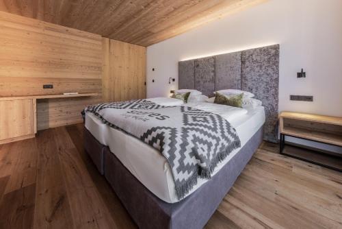 Ένα ή περισσότερα κρεβάτια σε δωμάτιο στο Hotel Stoeres - Active wellbeing