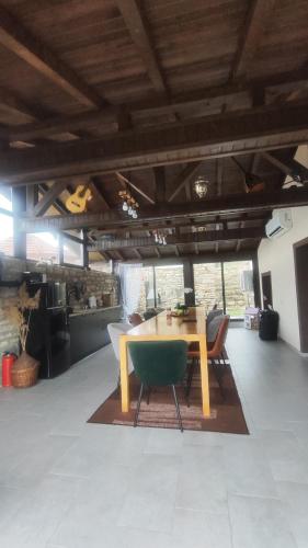 a dining room with a table and some chairs at Вивиан - модерна вила за гости in Reselets