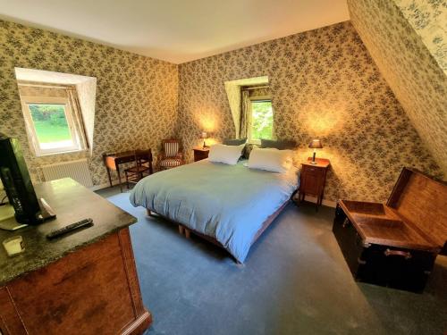 une chambre avec un lit et un bureau avec une télévision dans l'établissement Villa Bovary Deauville, exceptional location, à Deauville