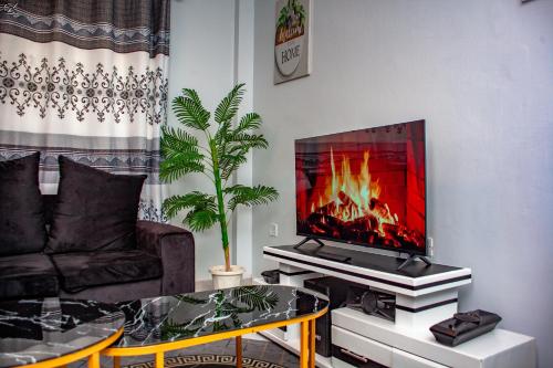 TV a/nebo společenská místnost v ubytování Esidai Homes