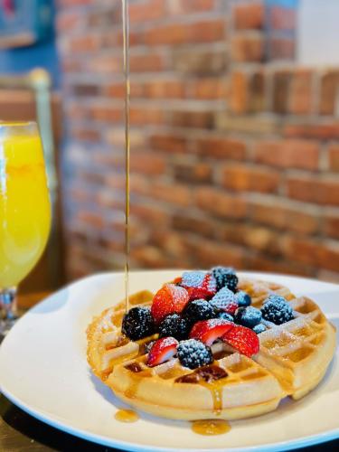 金斯波特麦德威尔万豪会议度假村及会议中心的桌上的水果松饼