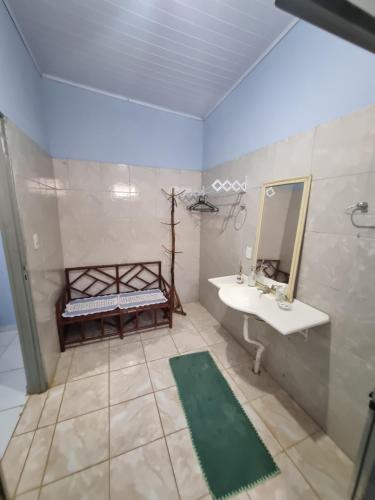 a bathroom with a sink and a mirror at Chácara Cantinho dos Sonhos in Chapada dos Guimarães