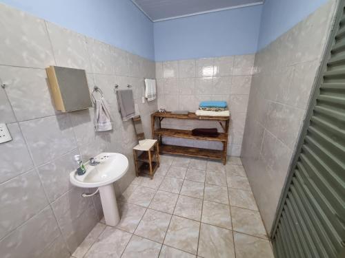 a bathroom with a sink and a toilet in it at Chácara Cantinho dos Sonhos in Chapada dos Guimarães