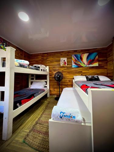 Postel nebo postele na pokoji v ubytování Freedom Beach Club