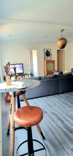 un salon avec une table et un lit dans l'établissement Le Faidherbe : plein centre, 4 pers, au calme, à Boulogne-sur-Mer