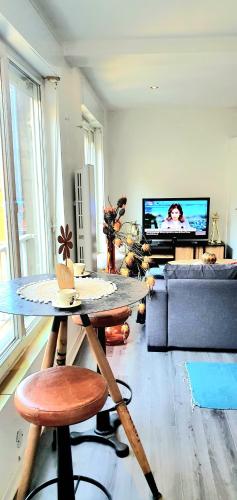 un salon avec une table et un canapé dans l'établissement Le Faidherbe : plein centre, 4 pers, au calme, à Boulogne-sur-Mer