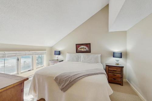 une chambre blanche avec un lit et une fenêtre dans l'établissement Hemlock Nob F35, à Sugar Mountain