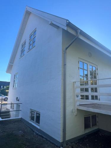 a large white building with a lot of windows at Casa de Rainer Copenhagen Room 7 in Copenhagen