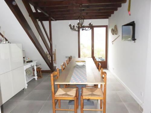 une salle à manger avec une table et des chaises dans l'établissement l'ostalet, à Arette