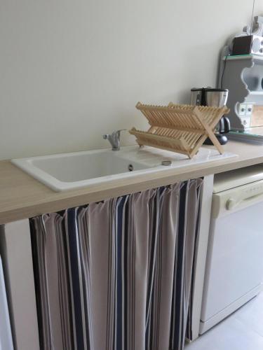 - un évier de cuisine installé au-dessus d'un comptoir dans l'établissement l'ostalet, à Arette