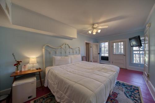 Ένα ή περισσότερα κρεβάτια σε δωμάτιο στο Downtown Savannah Suite Piedmont