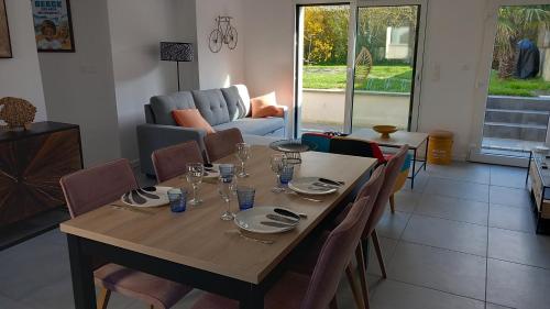 une table à manger avec des chaises et une salle à manger dans l'établissement L'Oasis, à Berck-sur-Mer