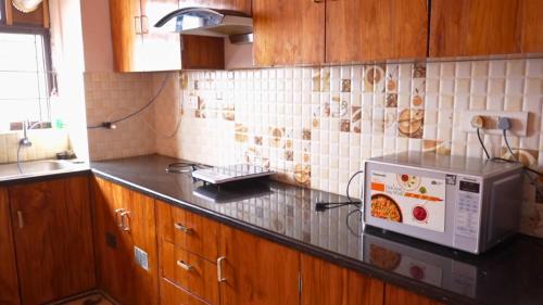 Modern Living in Utkalにあるキッチンまたは簡易キッチン