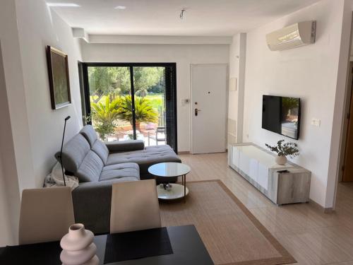 een woonkamer met een bank en een tafel bij La Zenia12 in Orihuela