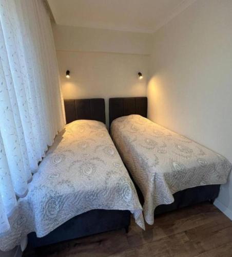 two beds sitting next to each other in a bedroom at Ömer bey konak in Akcaabat