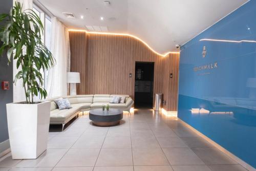 una sala de estar con un sofá y una mesa en Steps from the beach 2B 2B Pool, Gym, and More, en Hallandale Beach