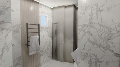 La salle de bains est pourvue d'une douche à l'italienne et de murs en marbre. dans l'établissement Apartments Pasalic, à Kaštela