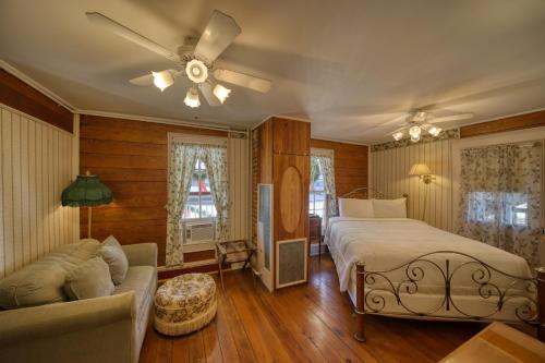 a bedroom with a bed and a couch at Downtown Magnolia Ste Piedmont in Eureka Springs