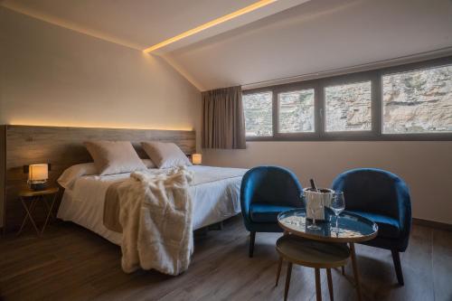 Postel nebo postele na pokoji v ubytování Almazara Suites