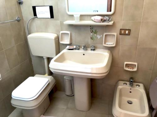 A bathroom at La Gardenia
