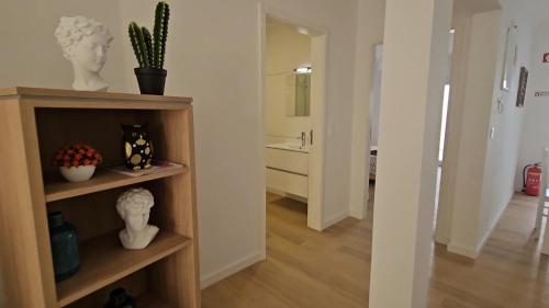 una stanza con mensola, vasi e piante di BoaVista House 1 a Maia