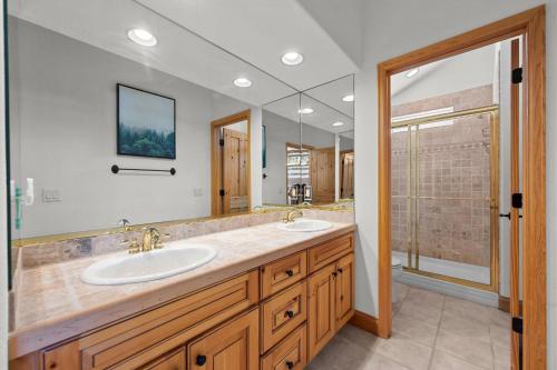ein Badezimmer mit zwei Waschbecken und einem großen Spiegel in der Unterkunft 102 Mountain Lodge Way in Winter Park