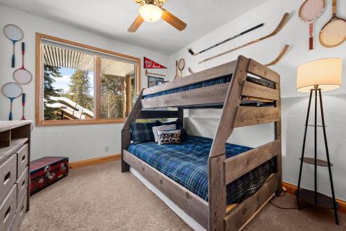ein Schlafzimmer mit Etagenbett und Fenster in der Unterkunft 102 Mountain Lodge Way in Winter Park
